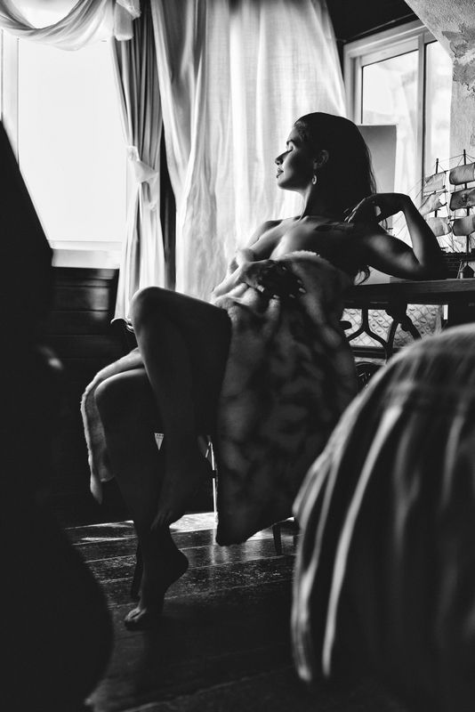 photography, beauty, body, glamour, filmphotography, portrait, vintage, naturallight, portraitgirl, sexy, artistic nude, fine art photography, black and white, monochrome, noir, cinematic, window light, curtains, vintage interior, dramatic lighting, sensu Ady фото превью