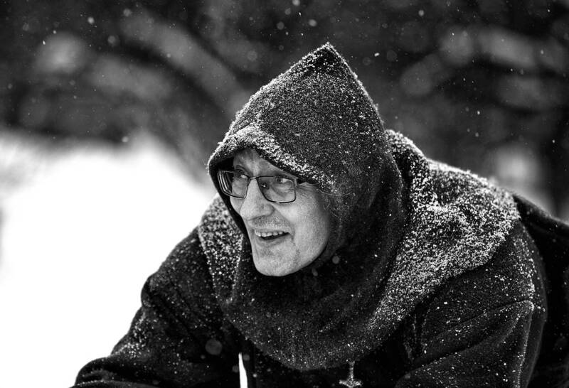 чб фото, зимний уличный  мужской  портрет, зима, снег Зимний уличный мужской портрет фото превью