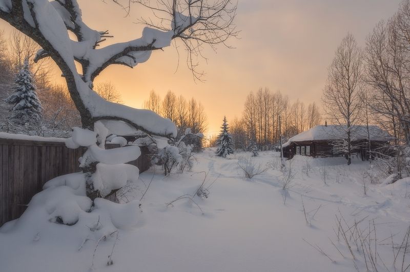 Зима в заброшенной деревне фото превью