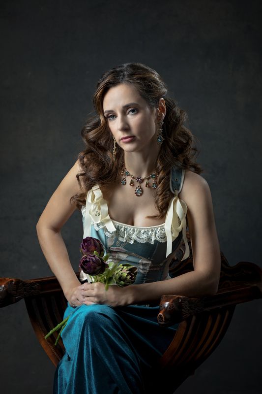 Корсет, артишок, девушка. Портрет с цветами артишока. фото превью