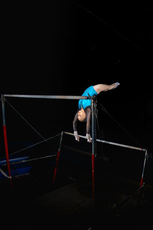 Спортивная гимнастика полёт прыжок соревнование  Брусья фото превью