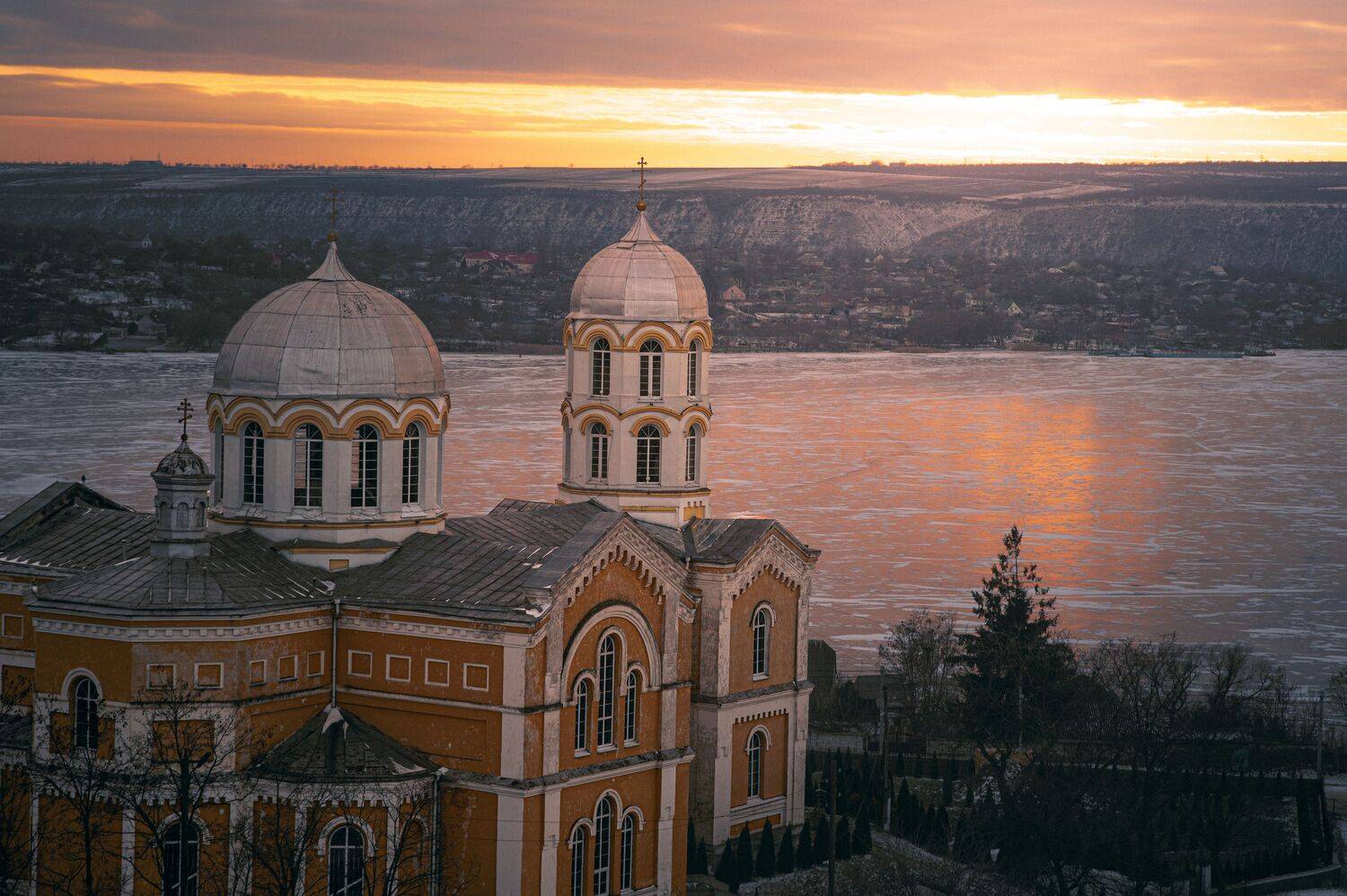 Молдова, Резина, Днестр, собор Александра Невского, православный храм, купола, архитектура, христианство, религия, зима, зимний пейзаж, закат, вечер, золотой час, замерзшая река, лед, текстура льда, снег, панорама, вид сверху, теплый свет, умиротворение, , Сухенко Олег