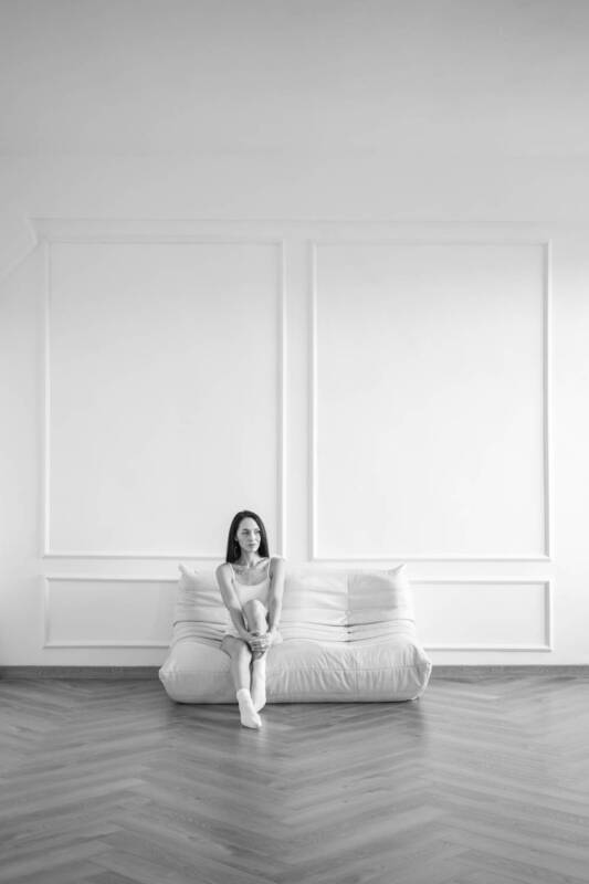 девушка, ч/б, минимализм  фото превью