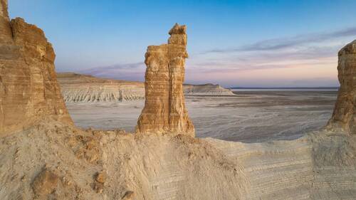 КАМЕННЫЕ ИЗВАЯНИЯ БОЗЖИРЫ