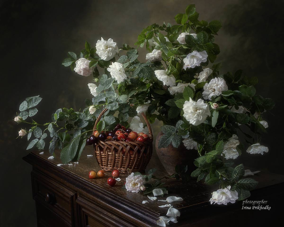 натюрморт, лето, цветы, фрукты, черешня, садовые розы, Приходько Ирина