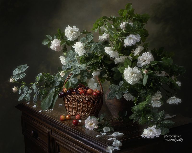 натюрморт, лето, цветы, фрукты, черешня, садовые розы Летние воспоминания фото превью