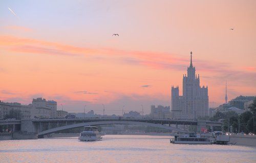 В московском небе вечер