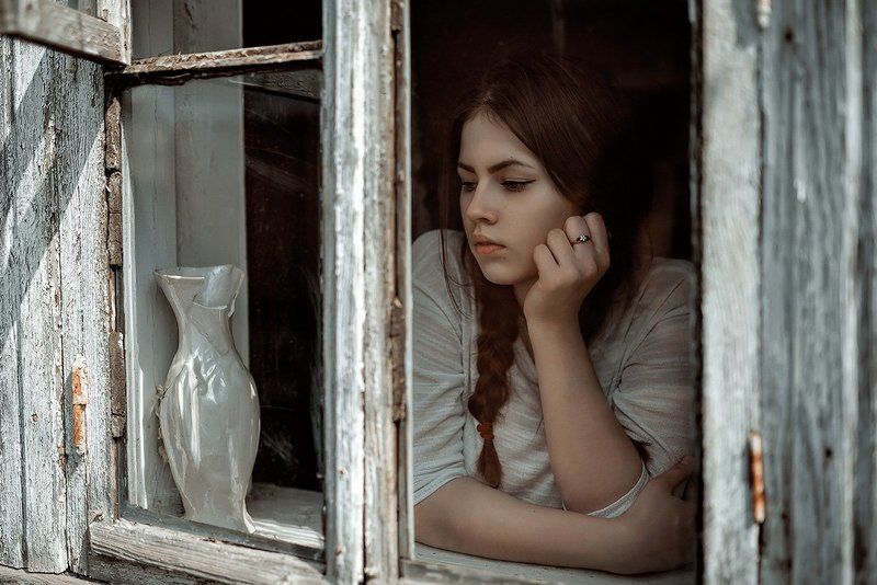 Ваза, Взгляд, Девушка, Окно, Портрет девушки, Старые окна за стеклом... фото превью