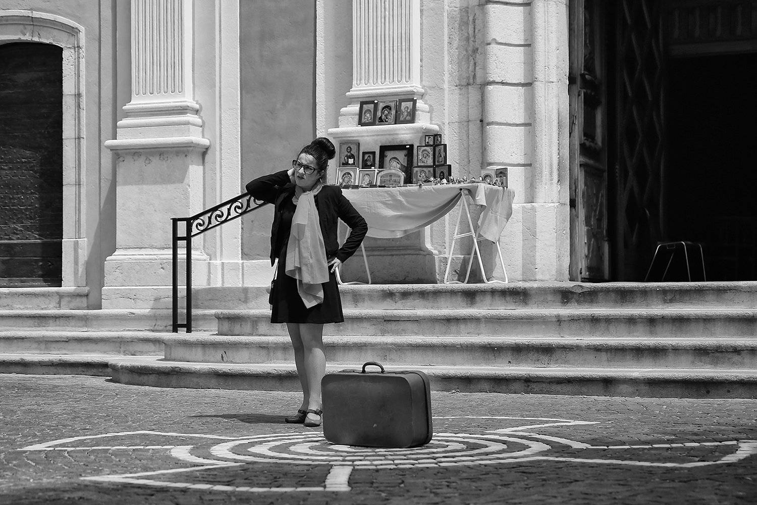 Вход, Дама, Дверь, Женщина, Иконы, Храм, Церковь, Чемодан, Шарфик, ALLA SOKOLOVA