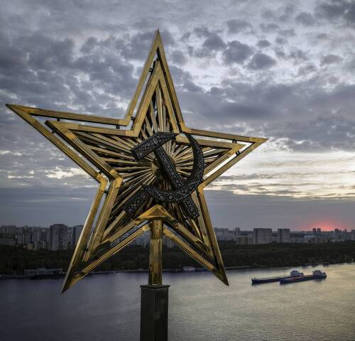 Звезда на шпиле северного речного вокзала Москвы