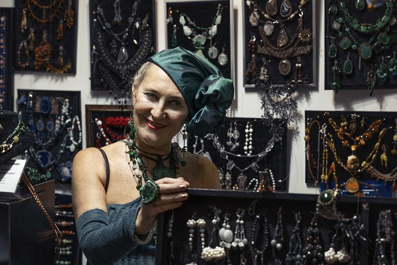 Продавец счастья в лавке женских украшений фото превью