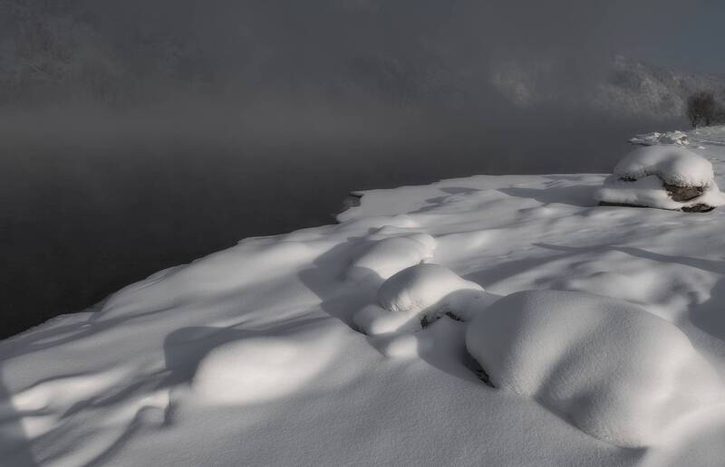 зима. мороз, иней, камни, енисей, свет, сибирь, берег Холодное солнце на зимнем Енисее фото превью