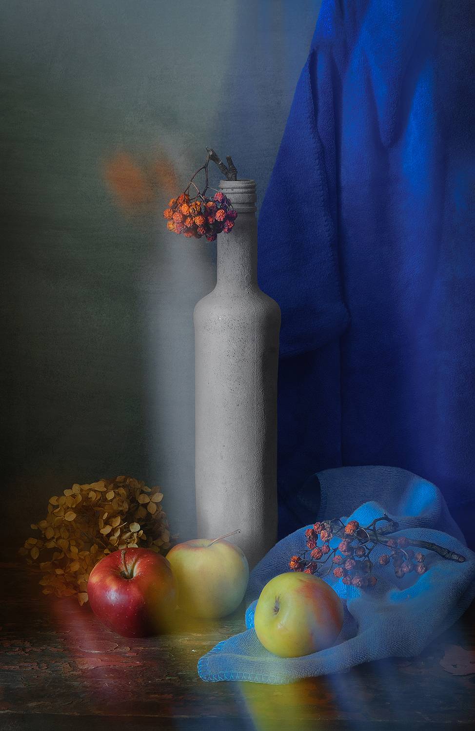 бутылка, яблоки, рябина, ягоды, красный, синий, Алексей Бычков