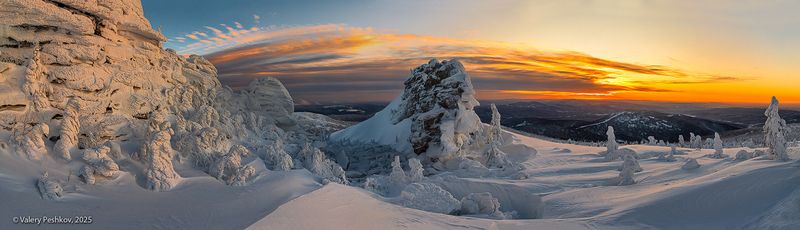 шерегеш, скалы, верблюды, снег, иней, надувы, пихты, кедры, вечер, гора курган, горная шория, мороз, зима, сибирь Вечерняя прогулка по Шерегешским скалам (2) фото превью