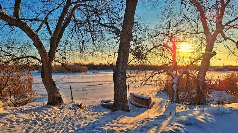 Закат у реки фото превью