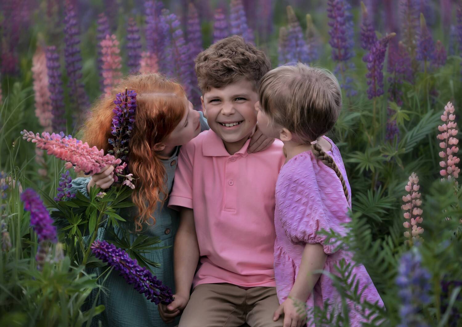 дети, брат, сестры, смех, лето, люпины, солнечный день, Герцен Наталья