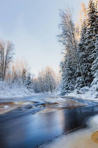 Движение незамерзающей реки