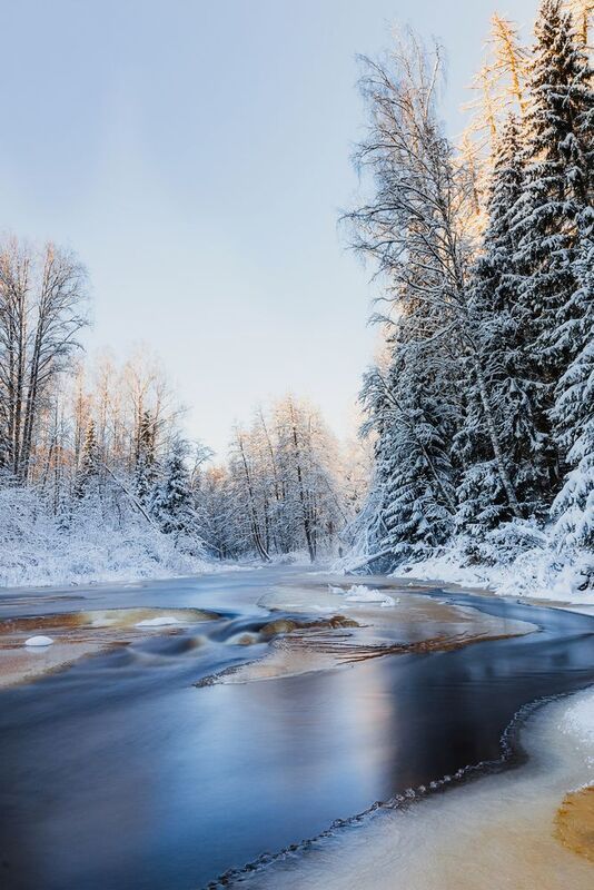 Движение незамерзающей реки фото превью