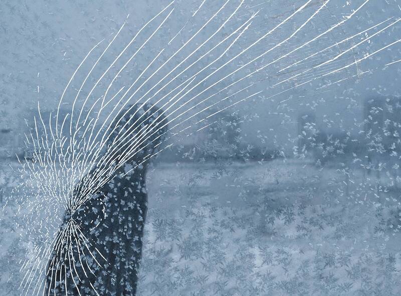 За разбитым окном .... фото превью