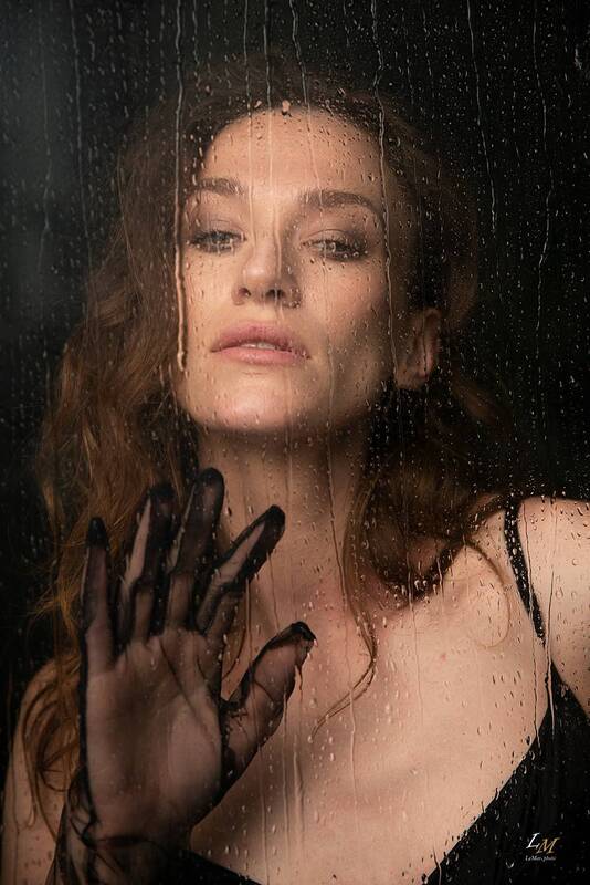 женский портрет, художественный портрет, арт фотография, эмоциональный портрет, взгляд, прикосновение, стекло, капли воды, граница, дистанция, состояние, пауза, интимный портрет, fine art, art portrait, author photography, свет и тень, настроение, визуаль По ту сторону фото превью