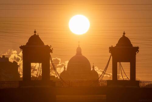 Петербург - мост Ломоносова и Троицкий собор под солнцем