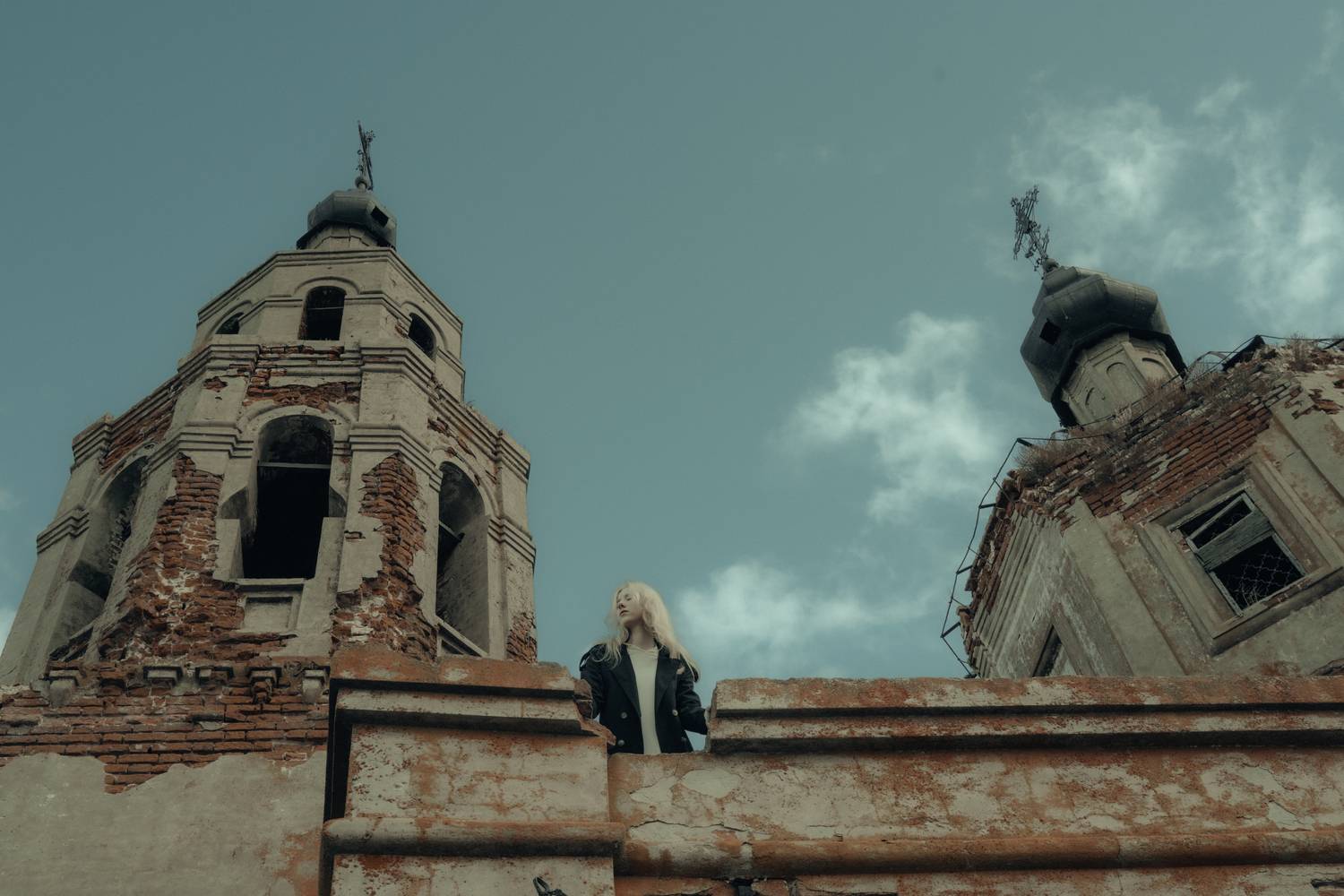 старая, церковь, небо, развалины, девушка, в, плаще, кирпич, Елена Леонидовна