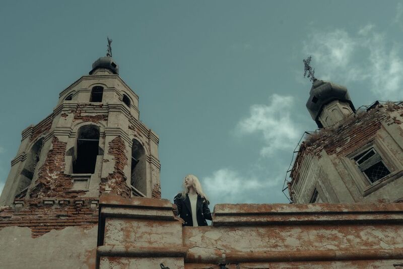 старая, церковь, небо, развалины, девушка, в, плаще, кирпич В небесах фото превью