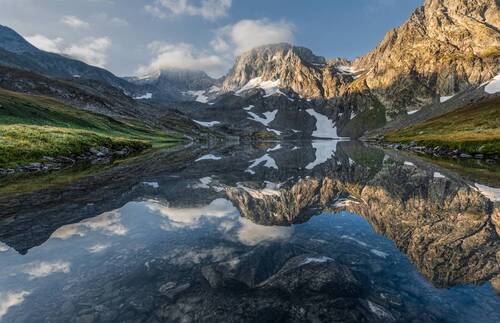 Утро на озере в горах