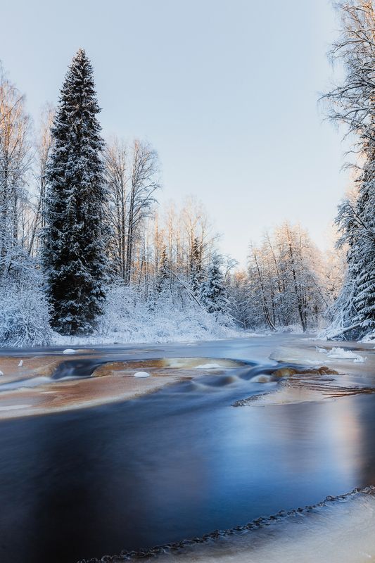Движение незамерзающей реки фото превью