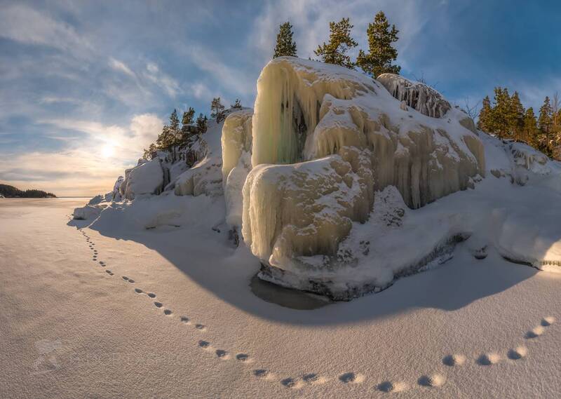 зима, зимнее, снег, снежное, в снегу, ладожское озеро, карелия, сосна, дерево, остров, скалы, водопад, лёд, во льду, следы, солнце Февральские морозы на Ладоге фото превью