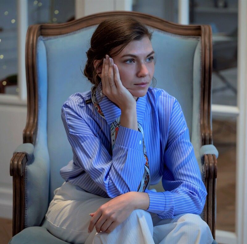 Красивая девушка, студия, голубое кресло, гламур, рубашка в полоску Голубое кресло фото превью