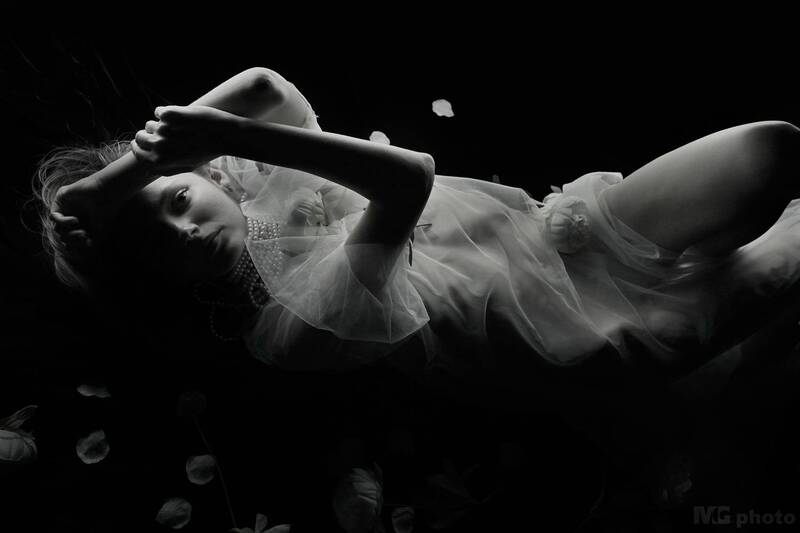 Girl in white #01 фото превью