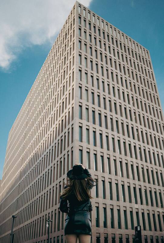 portrait, arch, female, photoshoot, hat, brunette, outdoors, lasfotosdejean, city Gigants фото превью