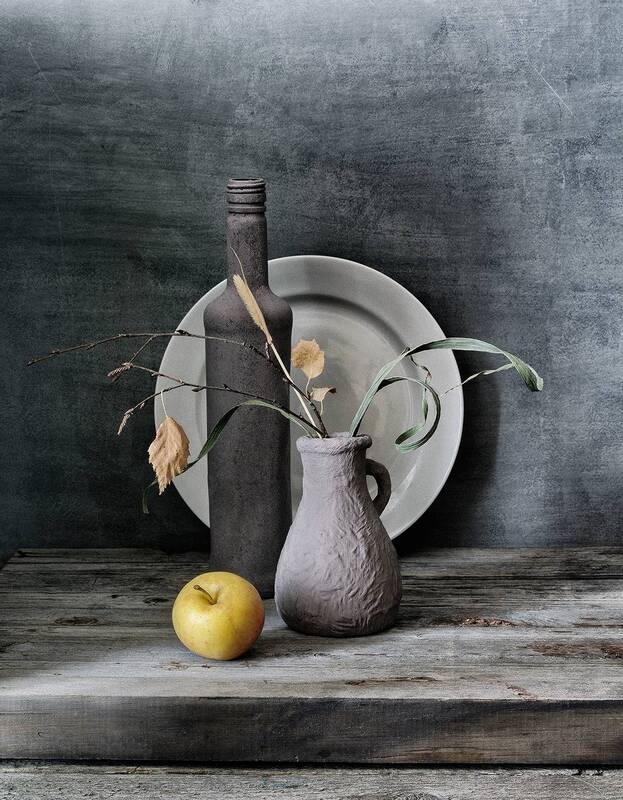 яблоко, бутылка, ваза, листья, трава  фото превью