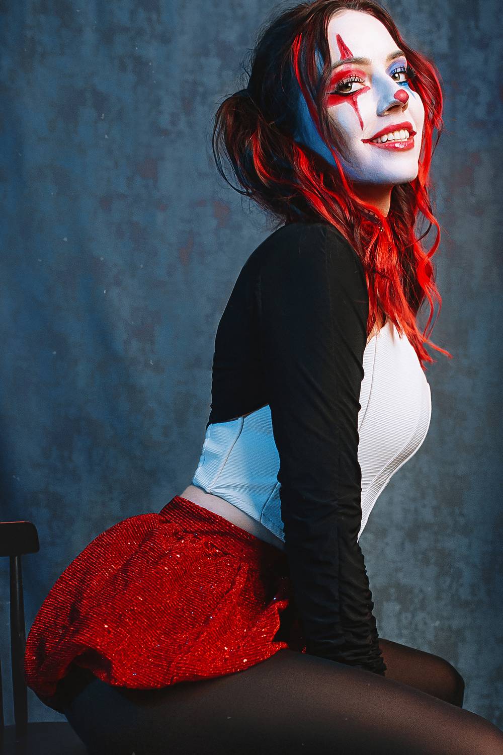 женский портрет, девушка, жанр, жанровый  портрет, красный, марвел, клоунесса, цвет, харли квин, Наталья Прядко