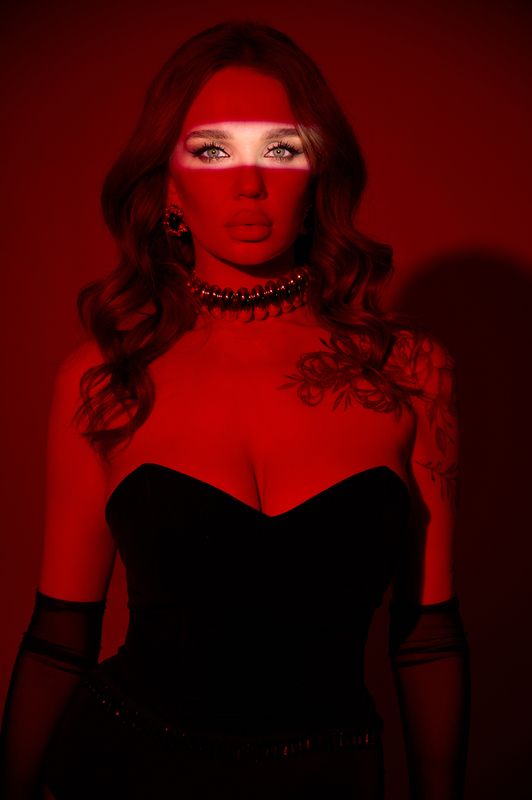 портрет, девушка, цвет, red, black, body, красный, цветной свет Pretty фото превью