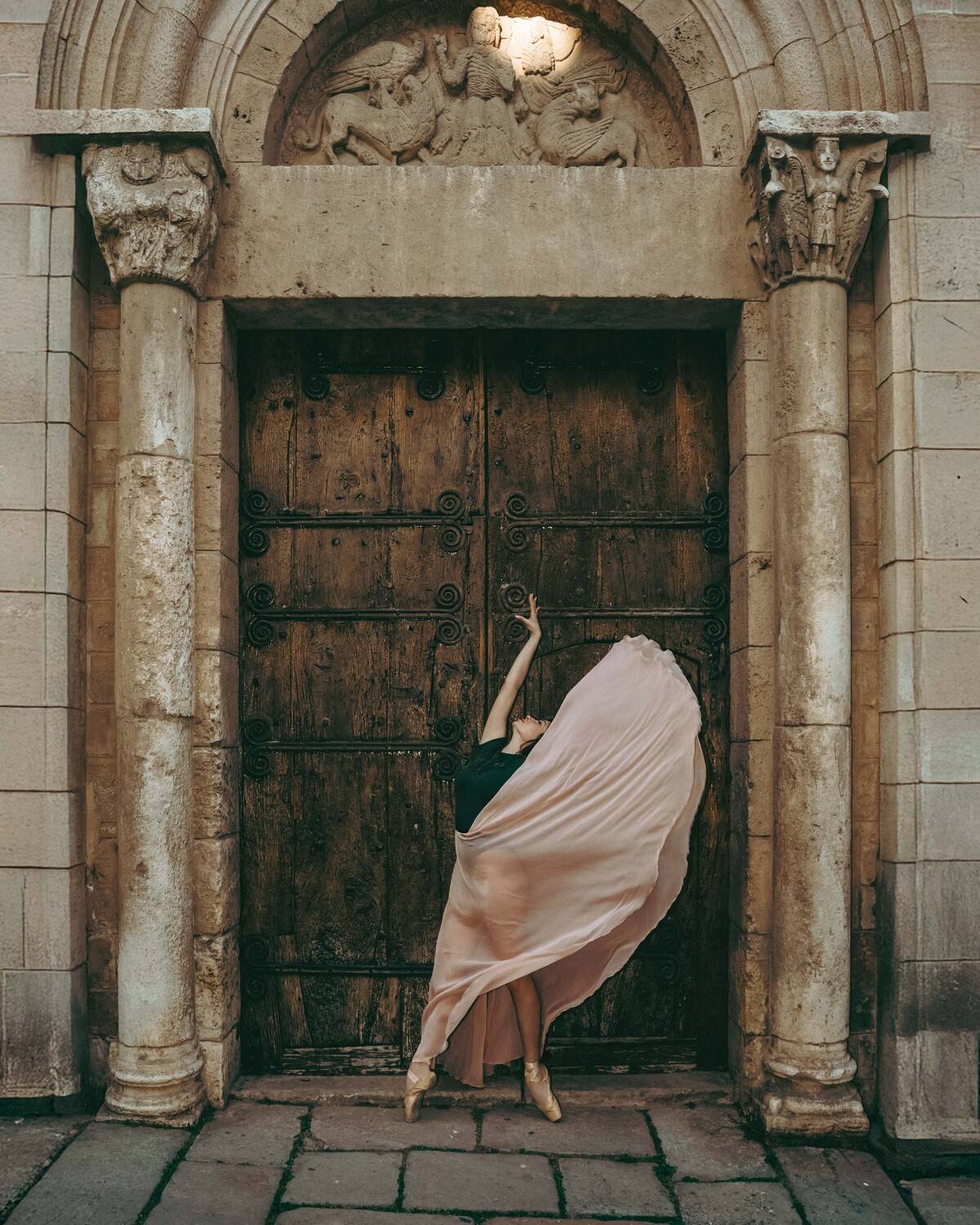 portrait, female, brunette, outdoors, lasfotosdejean, ballerina, old town, dancer, ballet, points,  Jean