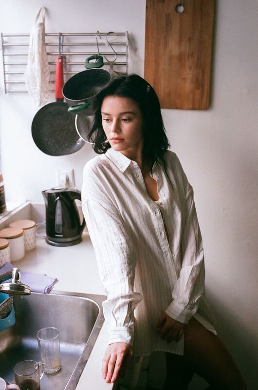 portrait, photography, beauty, filmphotography, shirt, portraitgirl, vintage, naturallight, lifestyle photography, domestic, kitchen, window light, film photography, fujifilm superia, canon ae1, analog photography, warm tones, intimate portrait, lifestyle Paola фото превью