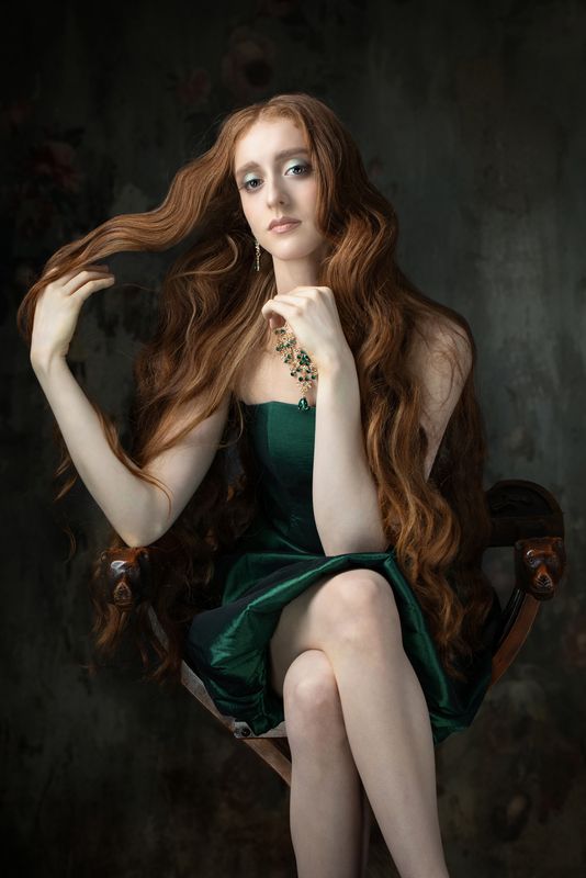 Портрет девушки в зеленом платье фото превью