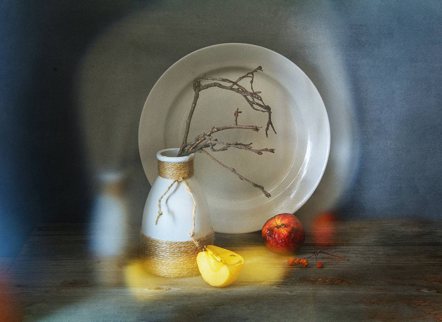 тарелка, бутылка, яблоко, ветки, Алексей Бычков