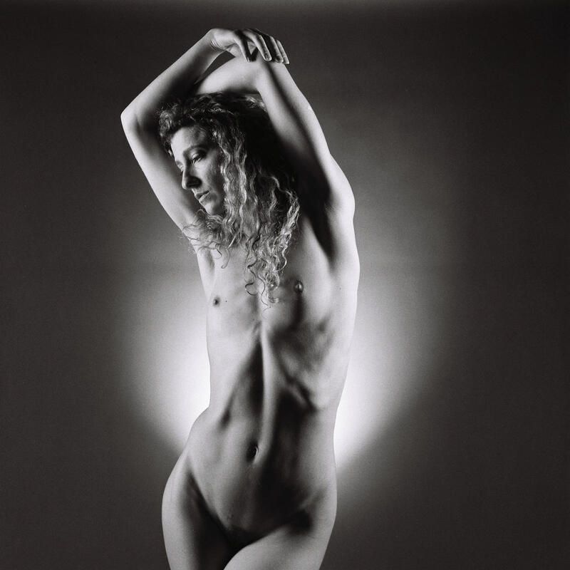 photography, beauty, body, filmphotography, figure, portrait, glamour, artistic nude, fine art photography, black and white, ilford hp5, medium format, yashica, monochrome, fine art nude, figure study, dramatic lighting, studio lighting, chiaroscuro, dark Vivian фото превью