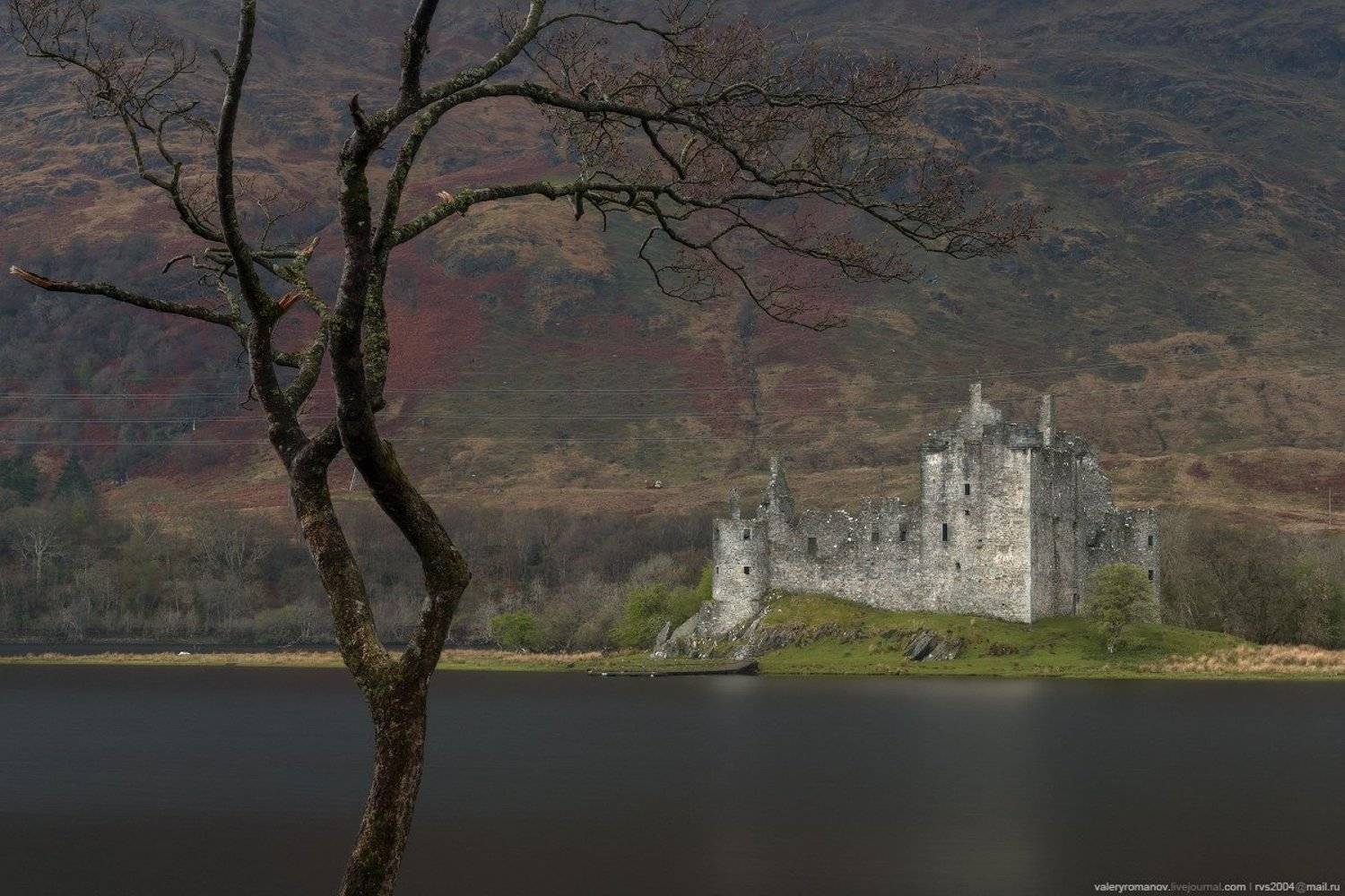 Замок, Килхурн, Северо-Шотландское нагорье, Шотландия, дерево, трава, горы, озеро, серый, красный, зеленый, осень, весна, Валерий Романов
