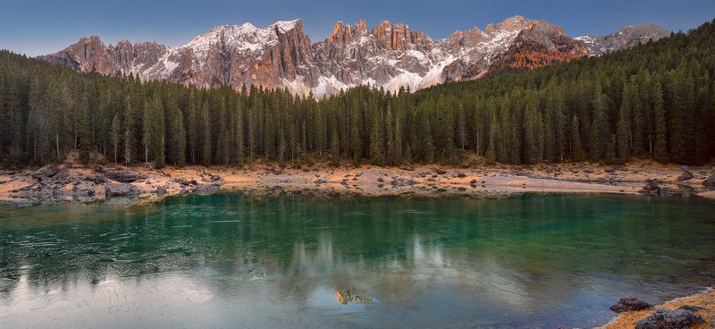 Lake Carezza Осенним утром на озере Карецца фото превью