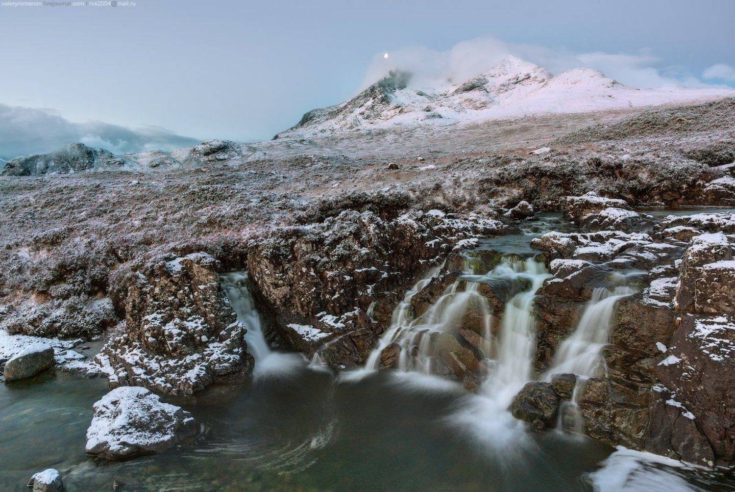 водопад, Отражение, горы, хребет, Куиллинз, озеро, Лох-на-Эйлен, Слигчейн, остров, Скай, Шотландия, снег, зима, весна, Валерий Романов