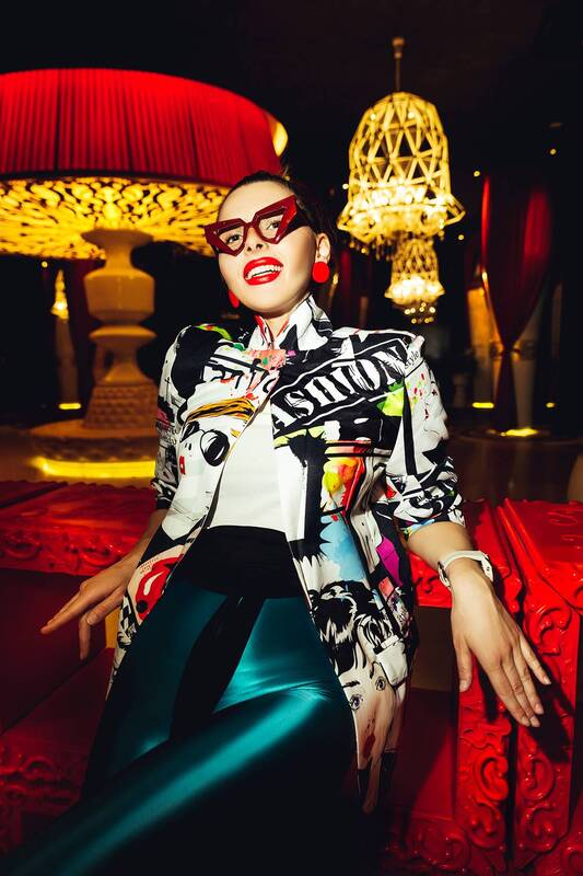 woman, portrait, fashion, beauty, indoors Icon behavior фото превью