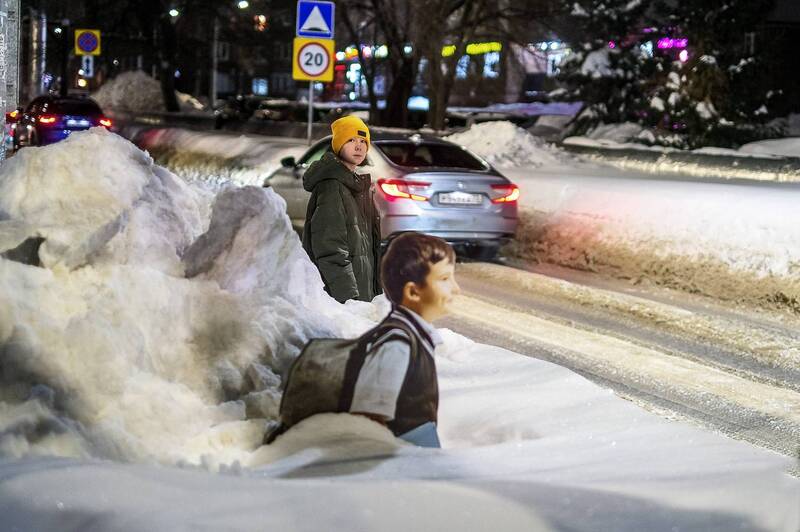 зима, город, улица, снег, люди Зимний вечер... фото превью