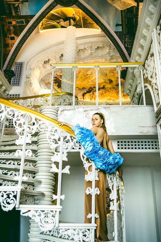 woman, portrait, fashion, beauty, indoors Staircase to style heaven фото превью