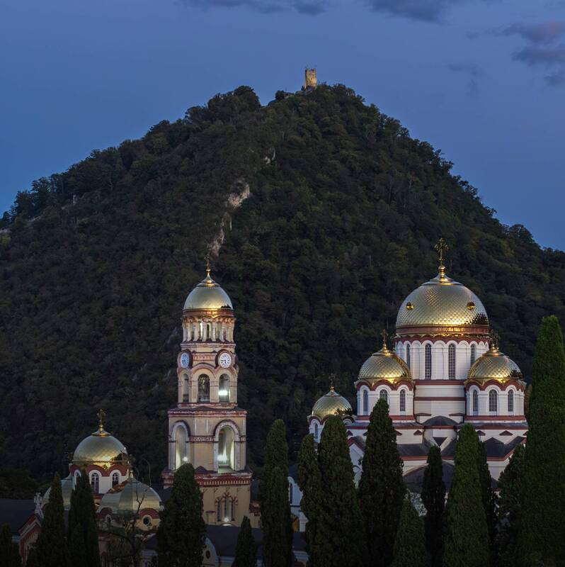 Новоафонский монастрь на фоне Иверской горы и Анакопийской крепости фото превью