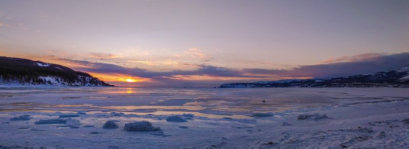 Рассвет на замерзающей бухте фото превью