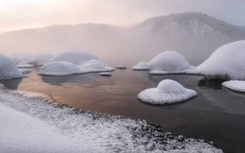 Морозные камни реки